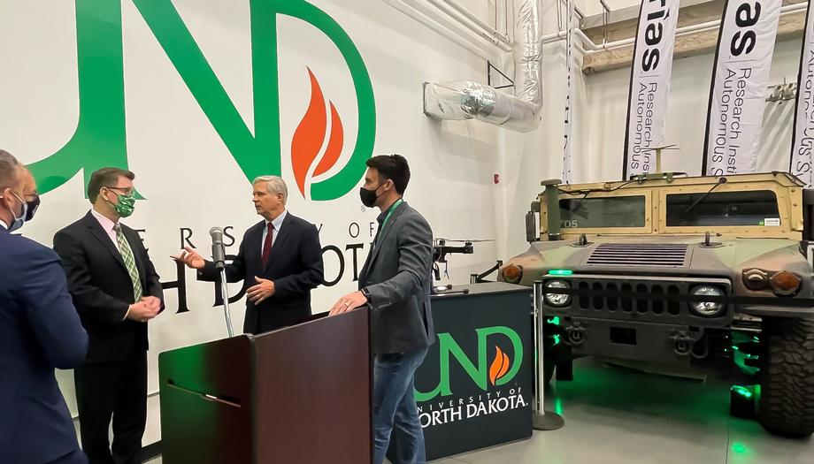 November 2021 – Senator Hoeven is joined by UND President Armacost and Mayor Bochenski to announce a defense contract between UND, Applied Research Associated and the Dept. of Defense.